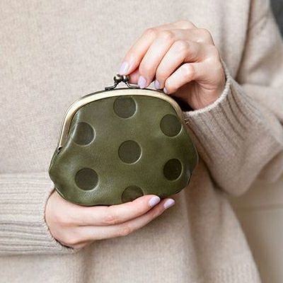 木の温もりと革の魅力を両手で感じる、Kanmiのがま口