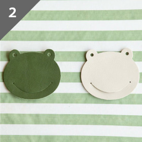 そばで見守ってくれそう「カエル コースター」