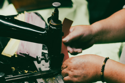 革を漉く（すく）画像