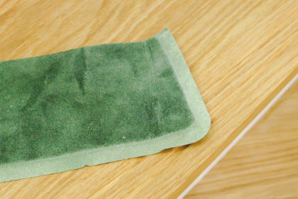 革を漉く（すく）画像