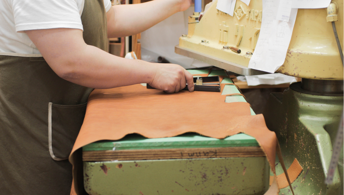 クリッカーという機械で革を抜く作業をしています