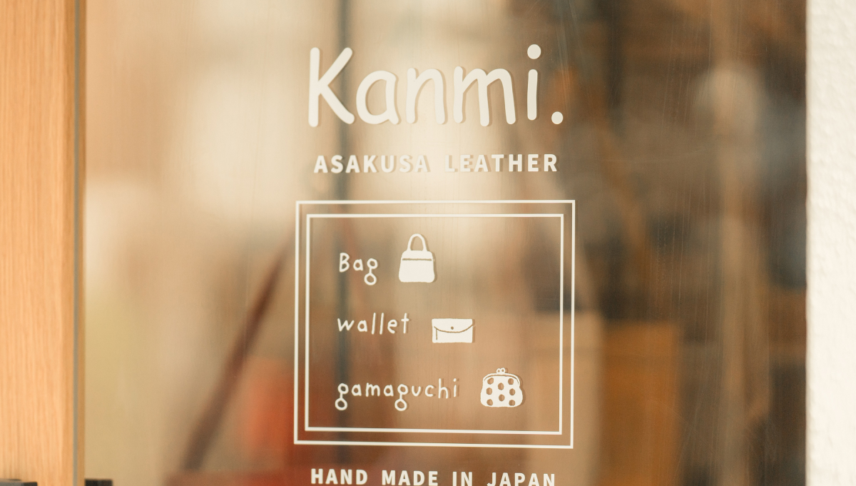 ガラス張りのドアを開けるとチリンと可愛い鈴の音が鳴ります