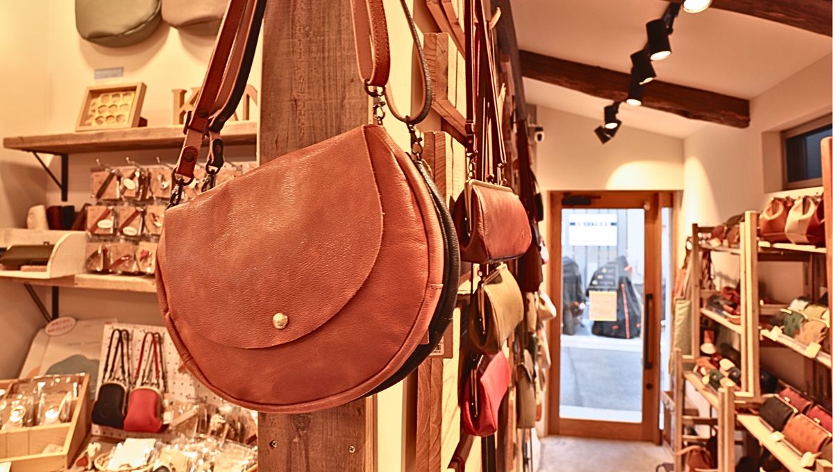 たくさんの本革アイテムでお店の中はぎっしり