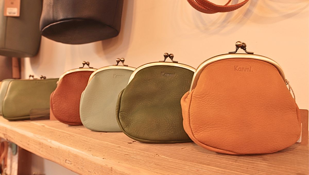 遊びに来て、ぜひ革の手触りや香りを感じてみてください