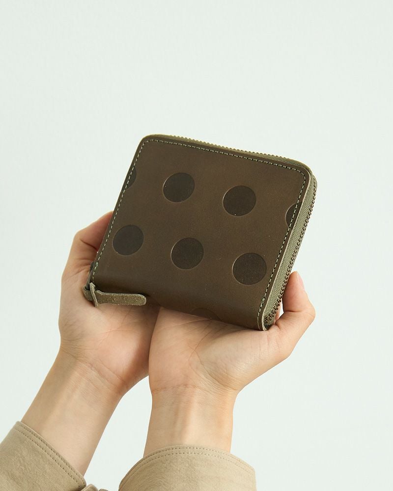 二つ折り財布の色：オリーブグリーン