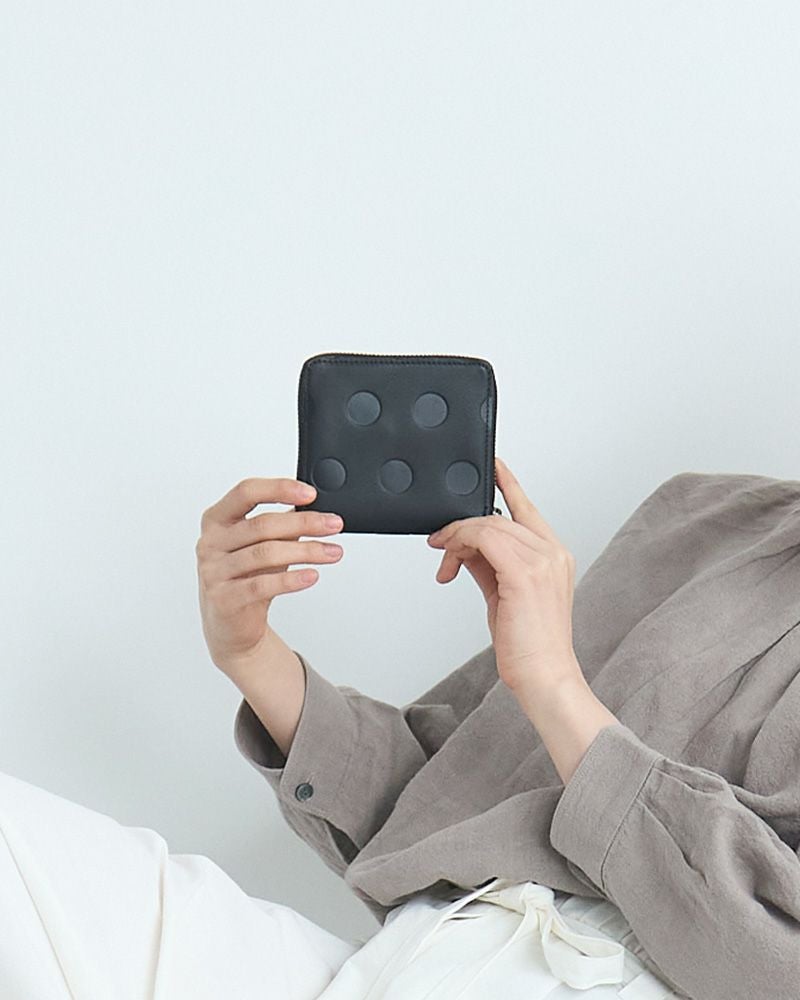 二つ折り財布の色：ブラック