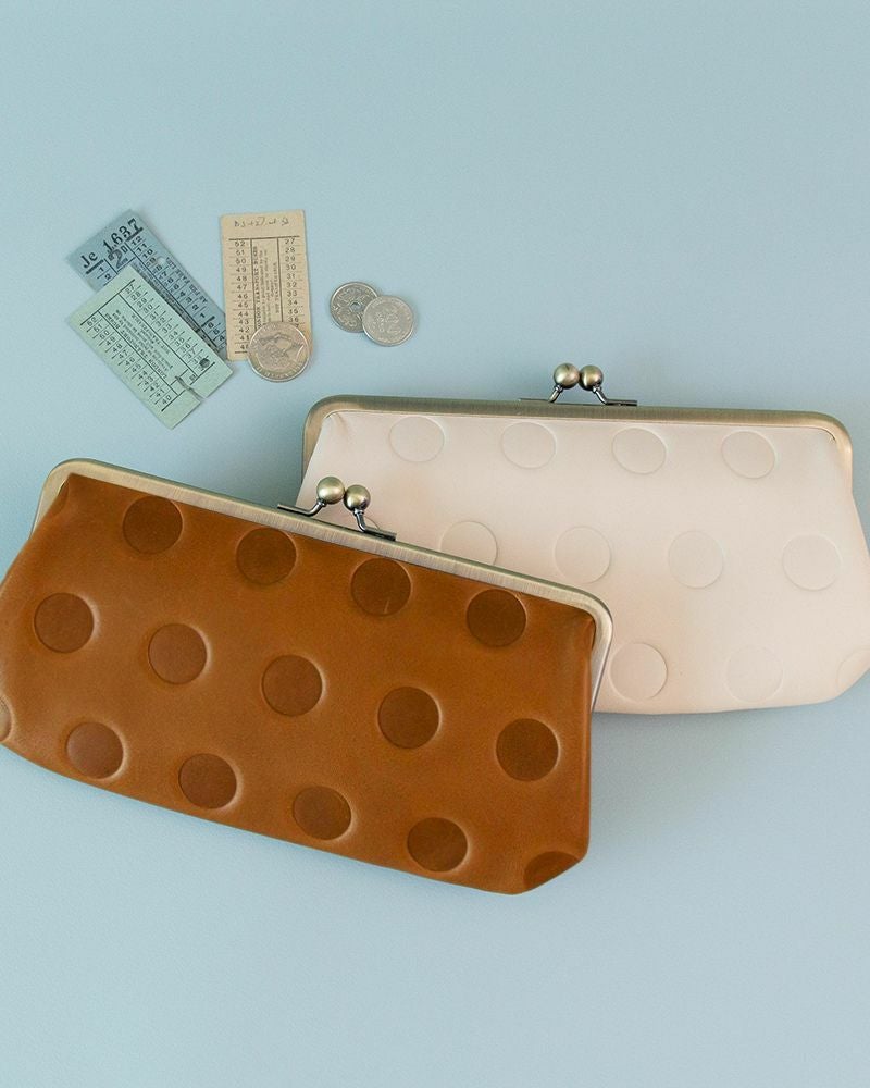 がま口の色：左から　アッシュ グレー・バニラ