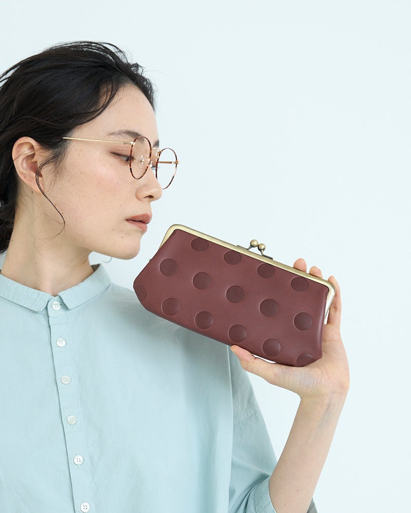 凛とした深紫に、やわらかなぬくもりを。 スミレの色が持つ静かな存在感が、がま口を大人らしく引き立てます。