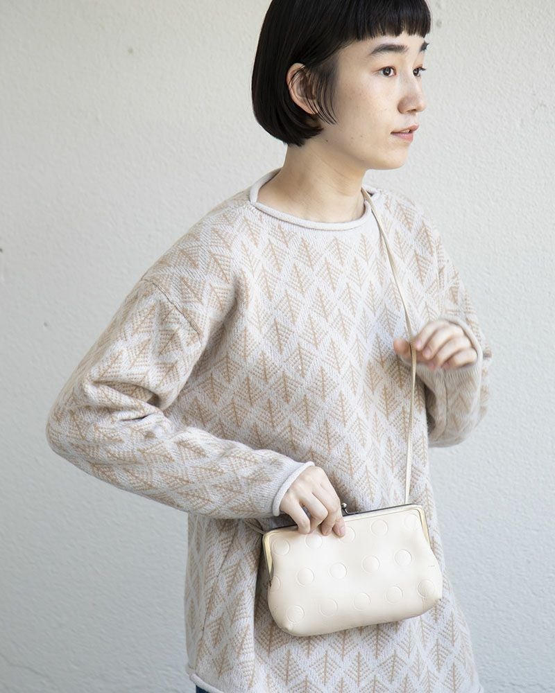 肩紐は結びの位置で長さの調整可能（がま口ポシェットの色：バニラ）