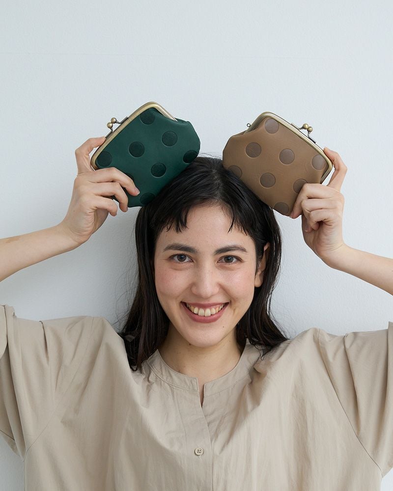 がま口の色：左／フォレストグリーン、右／チャイ