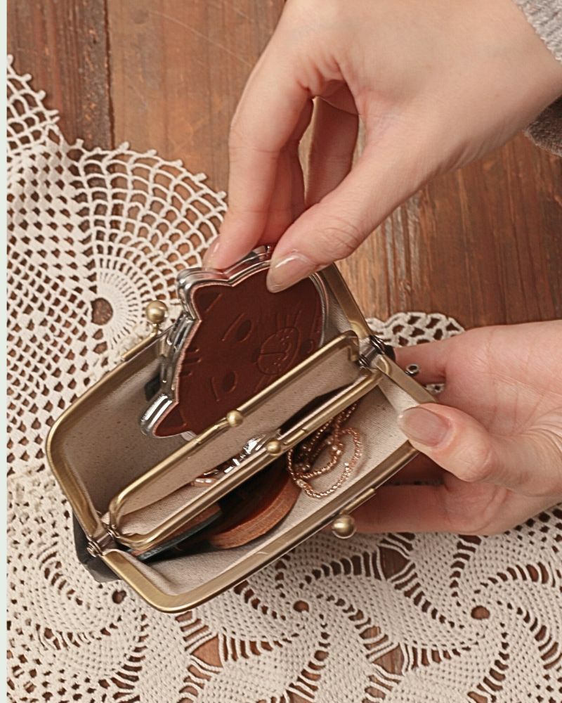 ポーチとしてもお使いいただけるちょうどいいサイズのがま口