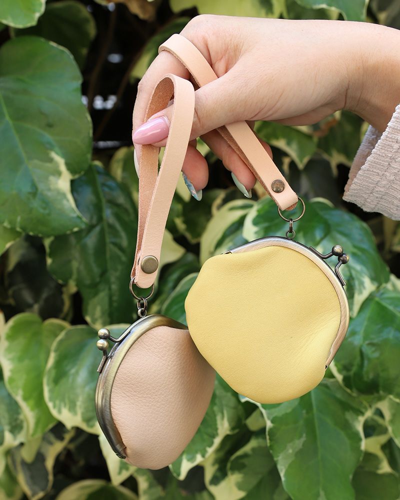 がま口の色：左 ベビーピンク（限定色）／右 パインイエロー（限定色）