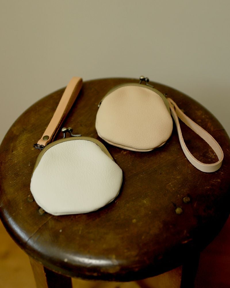 がま口の色：上 ベビーピンク（限定色）／下 バニラ