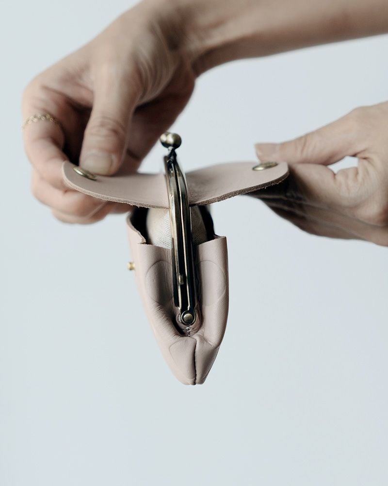 外ポケット付きでサッと取り出せる親子がま口財布。上質な牛革の風合いと実用性を両立したレディース革ウォレット。