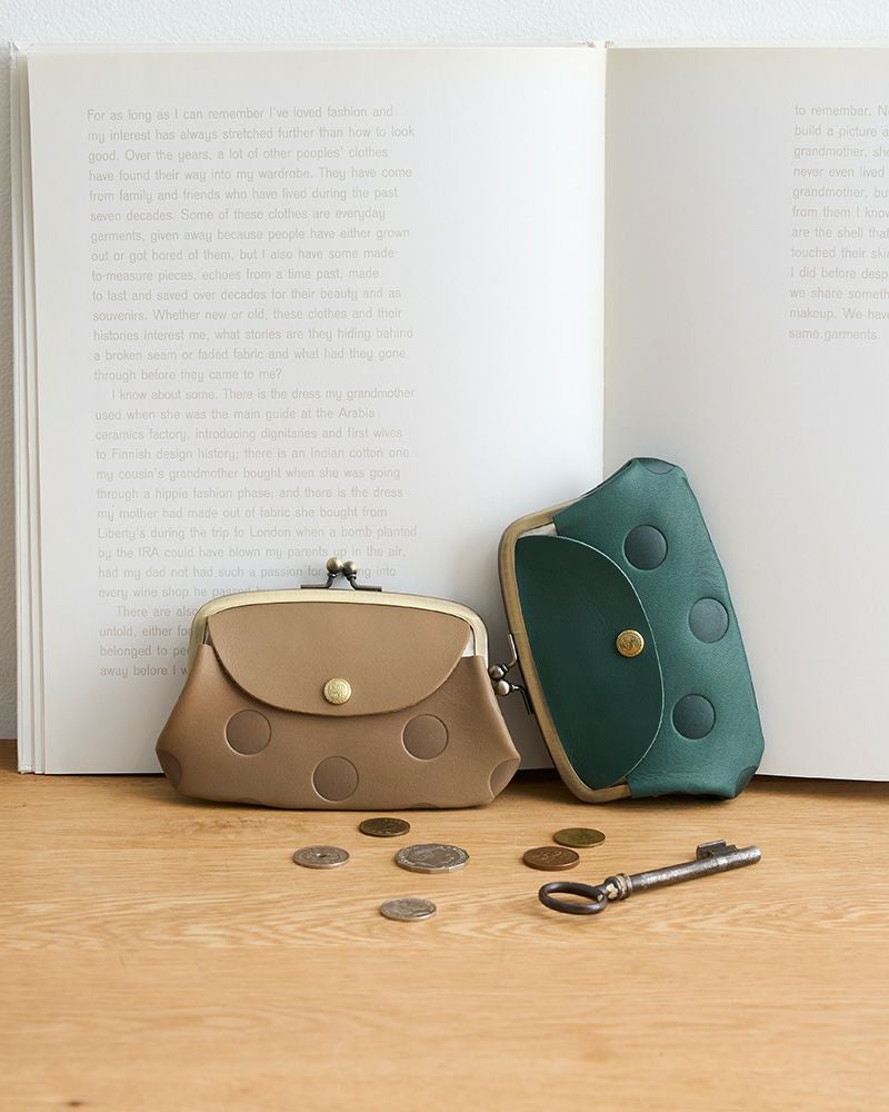 コロンと開くがま口×外ポケットで出し入れ快適。上質牛革が手に馴染み、日常を彩るレディース本革財布。