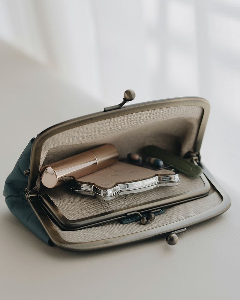 カード・お札・小銭を整理しやすい親子がま口設計。上質牛革が日常に溶け込むレディース本革ウォレット。