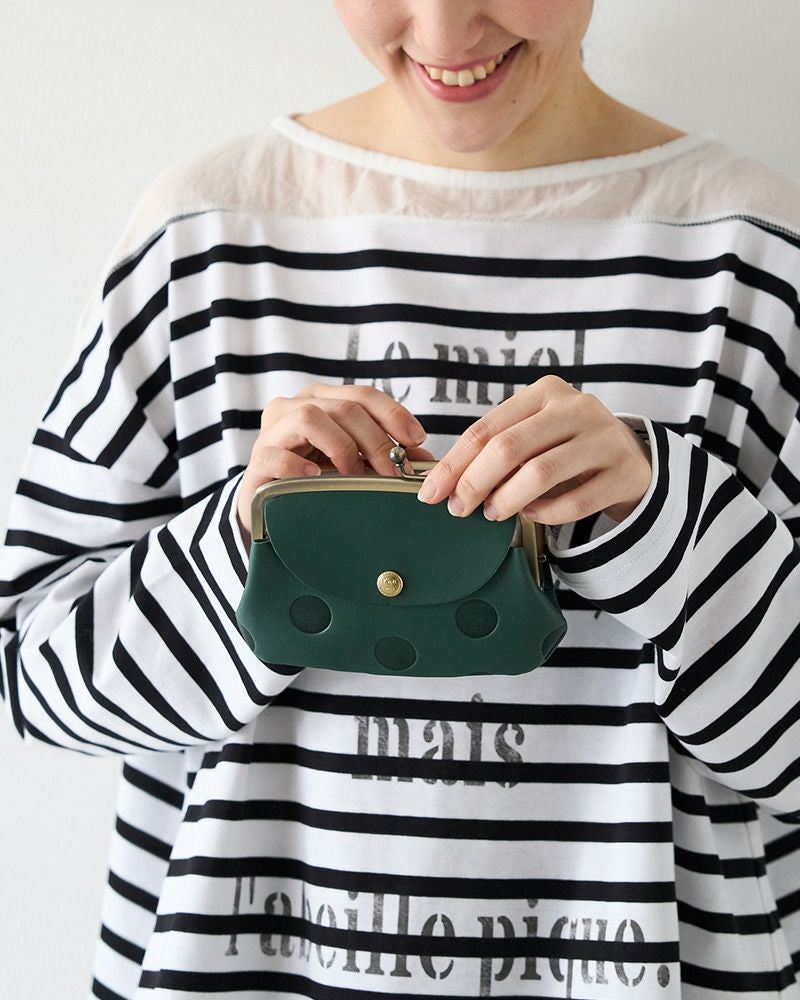 小銭もカードも見渡しやすい親子がま口。上質な牛革が手になじみ、使うほどに自分らしい表情へ育つ本革財布。