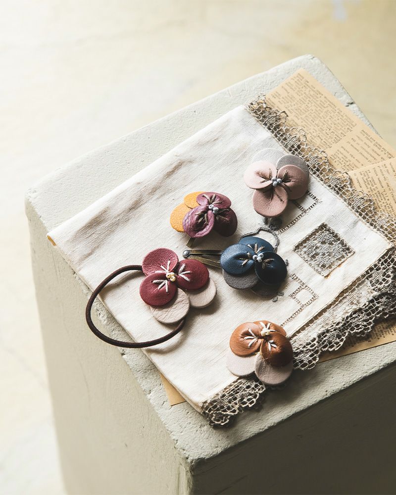 ビオラ ブローチ