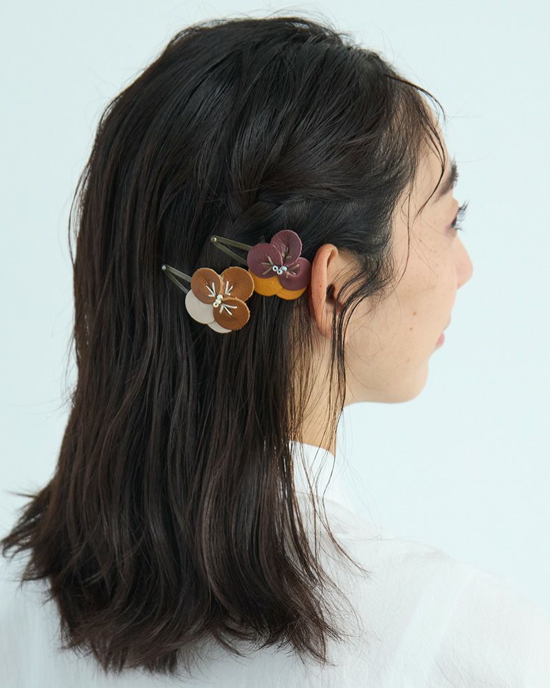淡色が大人可愛い「レザーフラワー ヘアゴム」 | Kanmi（カンミ）公式