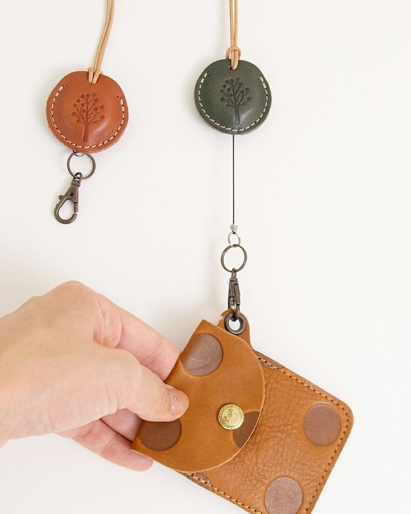 ドロップツリーリールチャームにつけて使えます（パスケースの色：キャラメル）