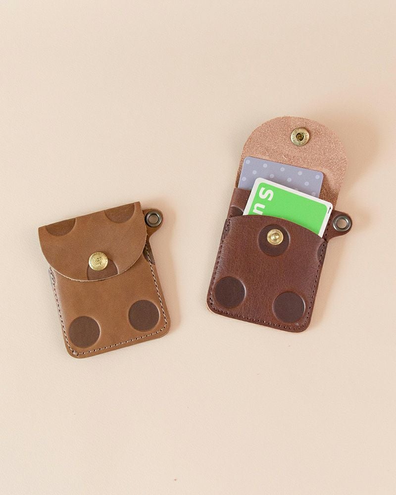 パスケースの色：左から　アッシュグレー[終売]・ダークブラウン