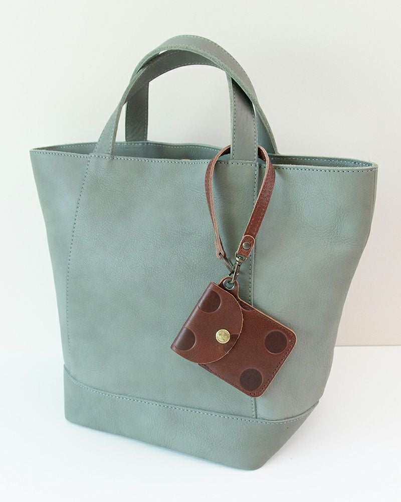 フリーストラップでカバンにつけて（パスケースの色：ダークブラウン）