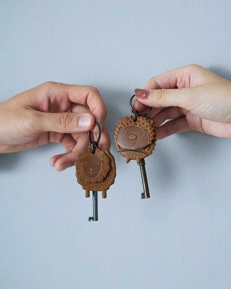 カップルや夫婦でペア使いにもおすすめな、本革キーリング