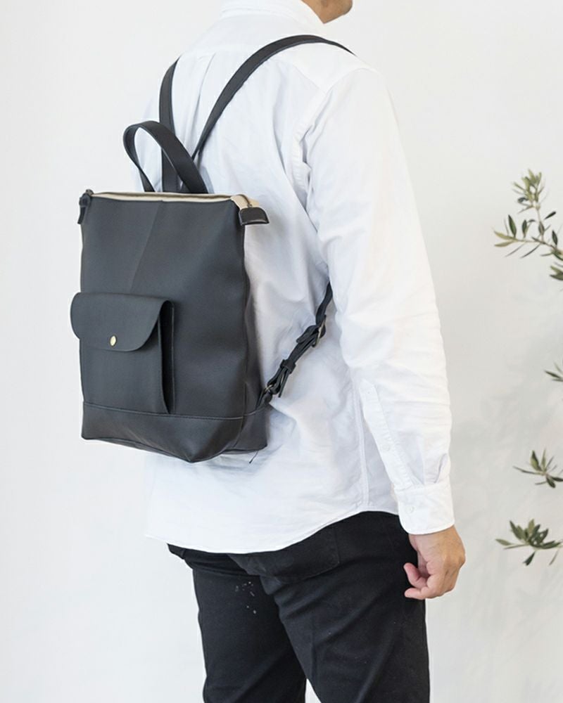 リュックの色：ブラック