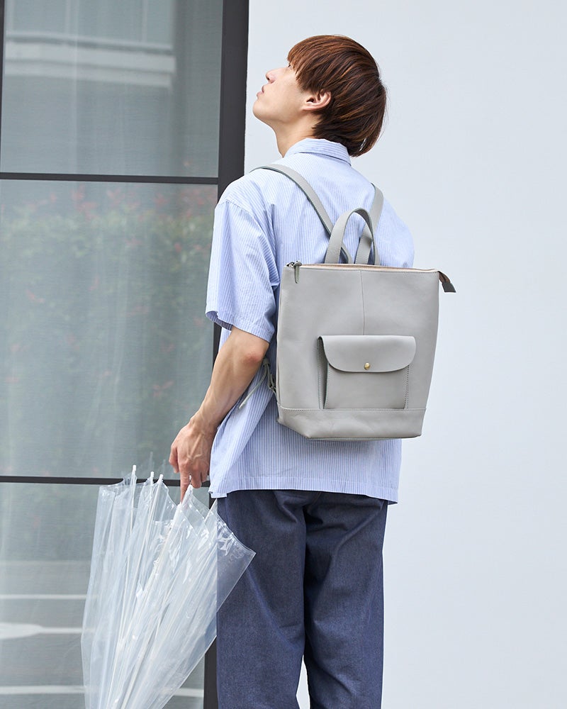 黒より軽やかで上品なグレー。どんな服にもなじみやすく、毎日使いたくなる万能カラーです。リュックの色：グレー