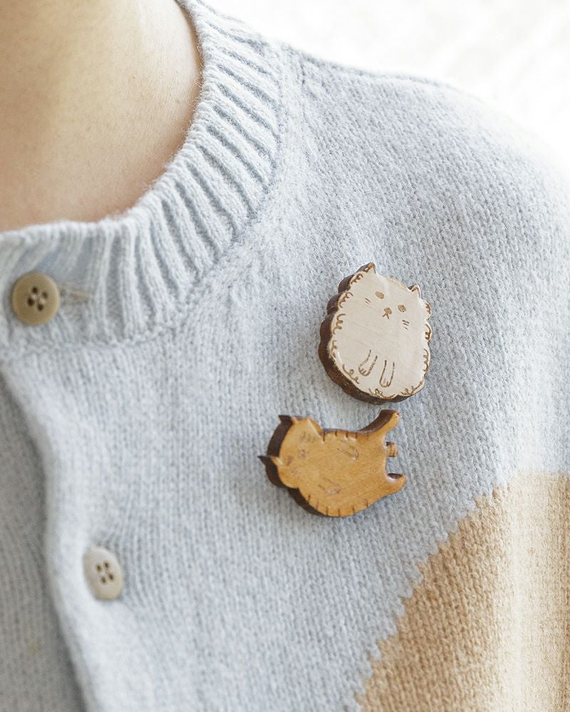 看板猫たちが勢ぞろい「クリアウッド ねこno ブローチ」 | Kanmi