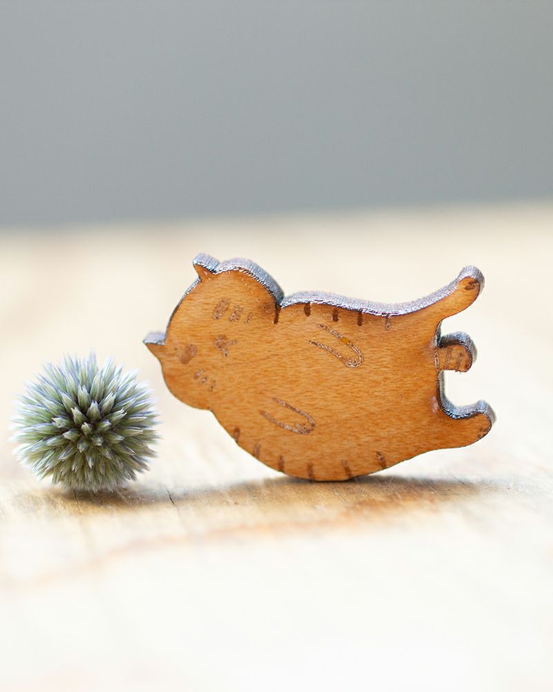 看板猫たちが勢ぞろい「クリアウッド ねこno ブローチ」 | Kanmi