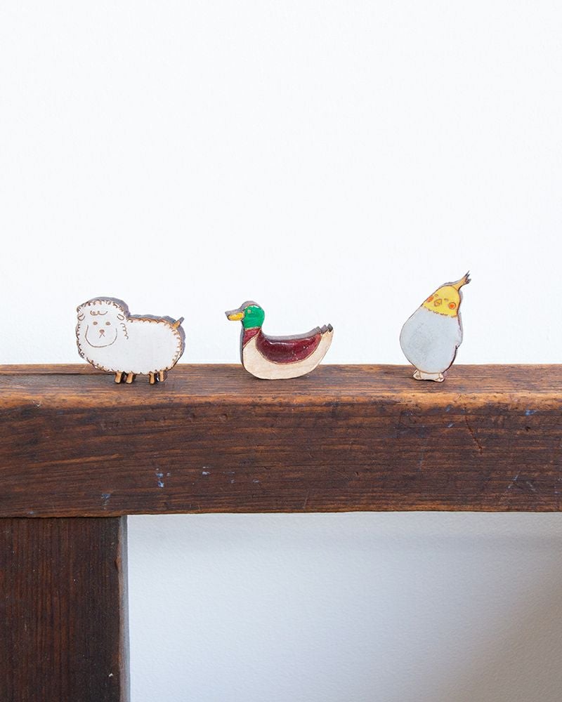 ブローチの種類：左から　ヒツジ・カモ・オカメインコ