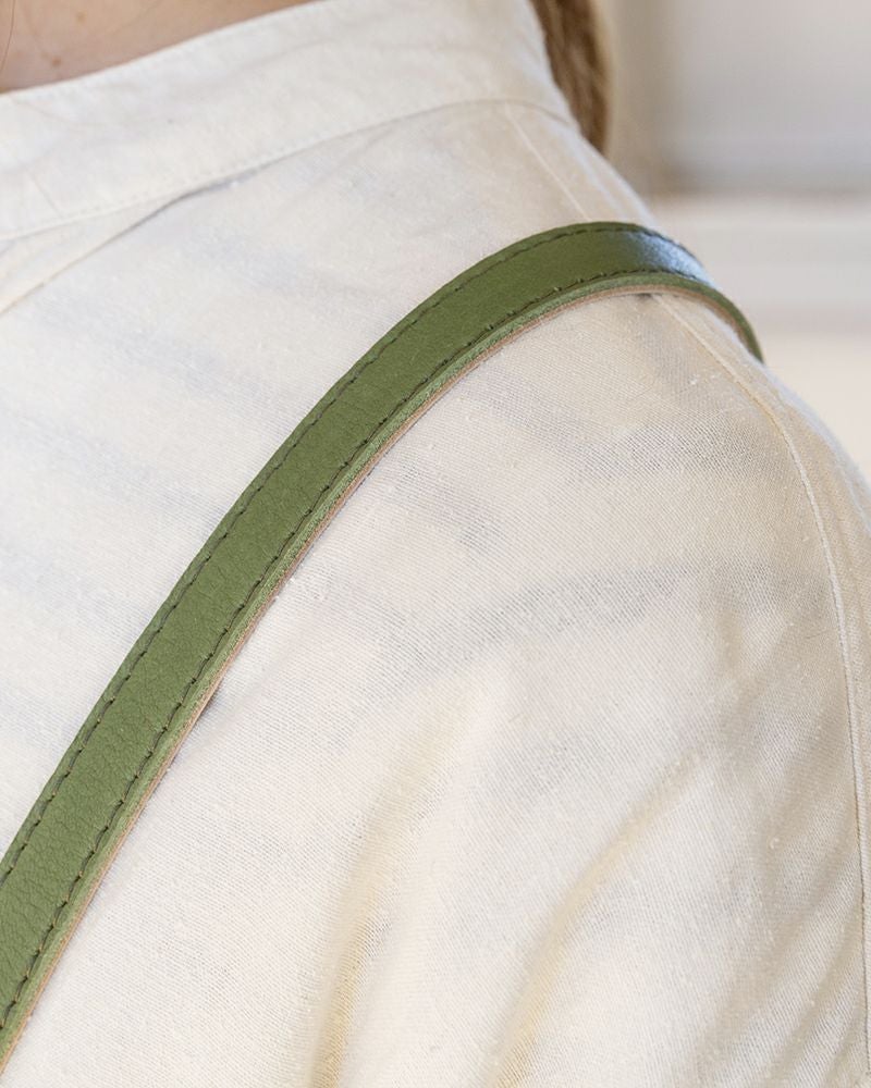 細めのショルダーもお洒落なポイント（がま口の色：リーフグリーン）