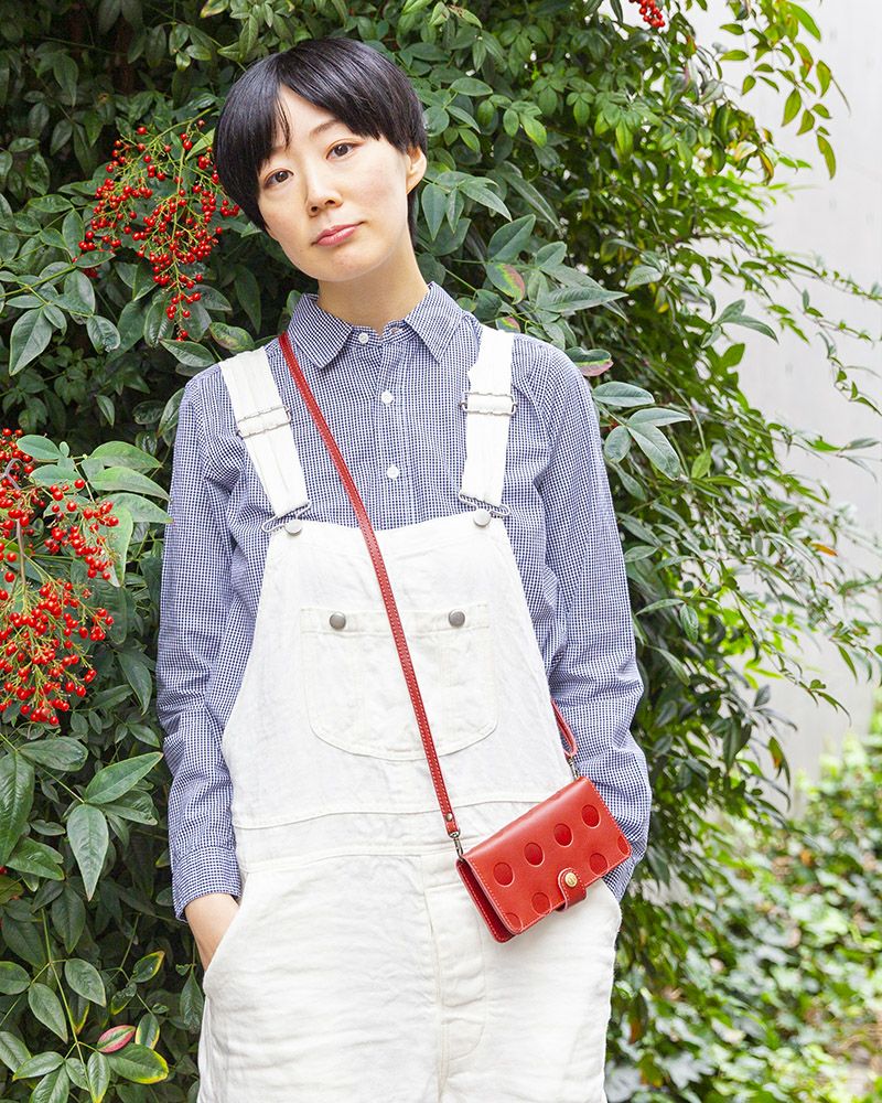 別売りのストラップをつければポシェット代わりにも