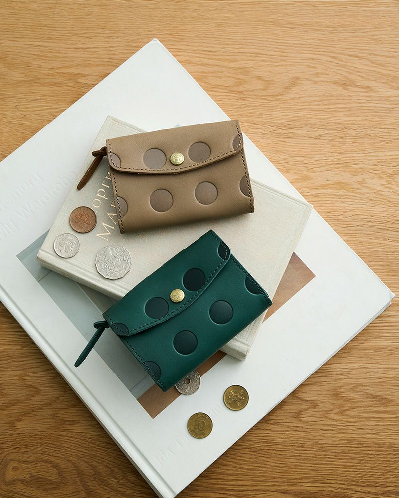 ミニ財布の色：左から　バニラ・キャラメル