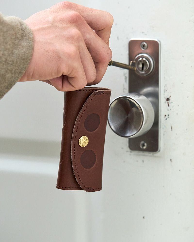 男女兼用で使える、レザーキーケース／キーケースの色：ダークブラウン