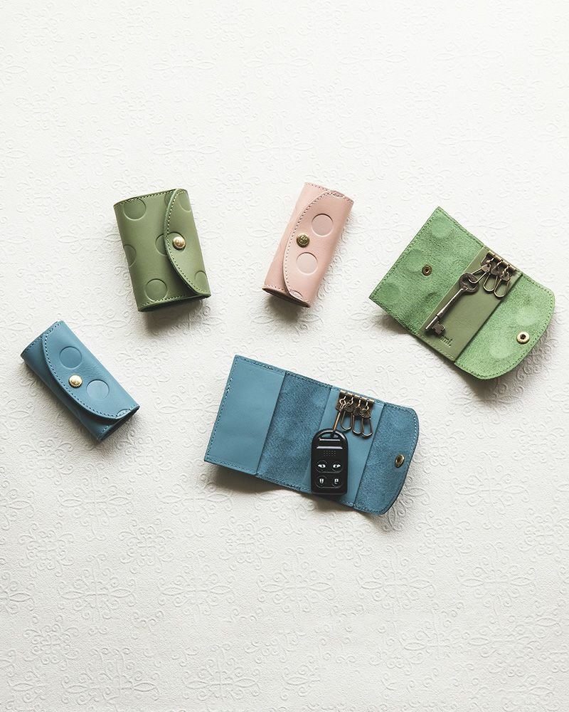 ライフスタイルに合わせて形状違いもございます（キーケースの色：左から時計回りに　ソライロ・リーフグリーン・ベビーピンク・リーフグリーン・ソライロ