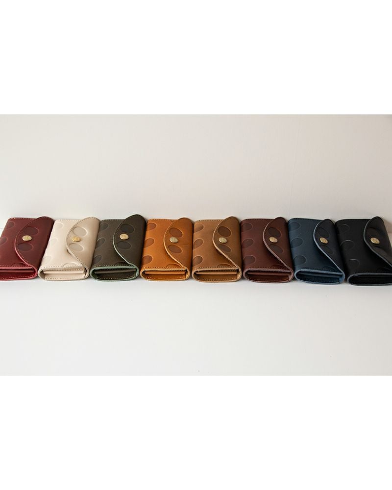 豊富なカラーバリエーション／色：左から　チェリーレッド・バニラ・オリーブグリーン・キャラメル・アッシュ グレー・ダークブラウン・ネイビー・ブラック[終売]