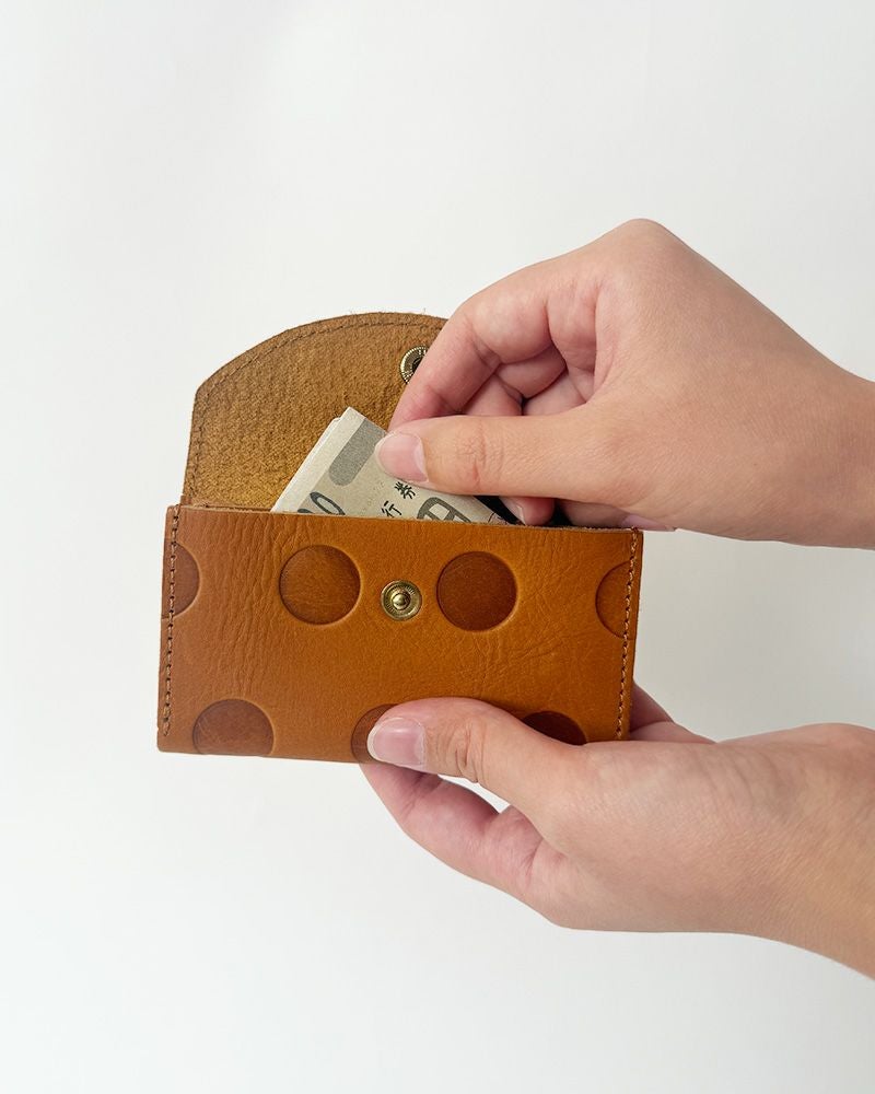お札は三つ折りで入ります。／色：キャラメル