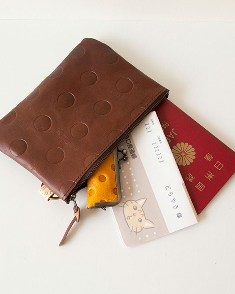 ポーチの色：ダークブラウン