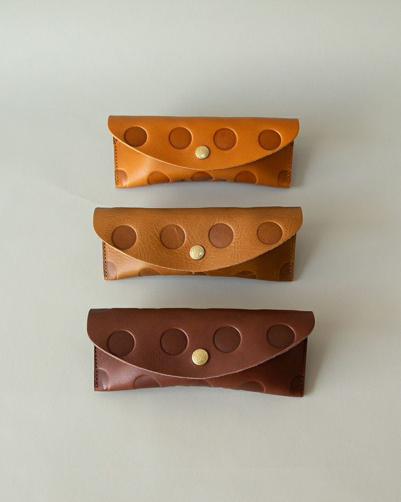 メガネケースの色：上から　キャラメル・アッシュグレー[終売]・ダークブラウン