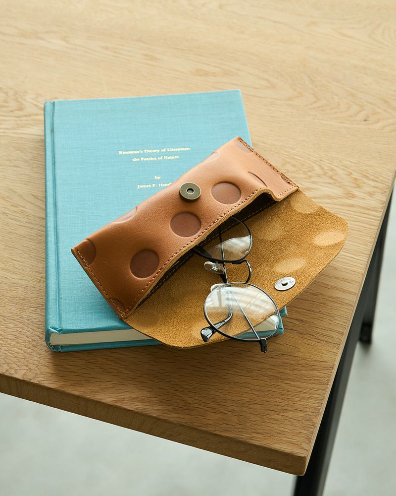 メガネケースの色：キャラメル