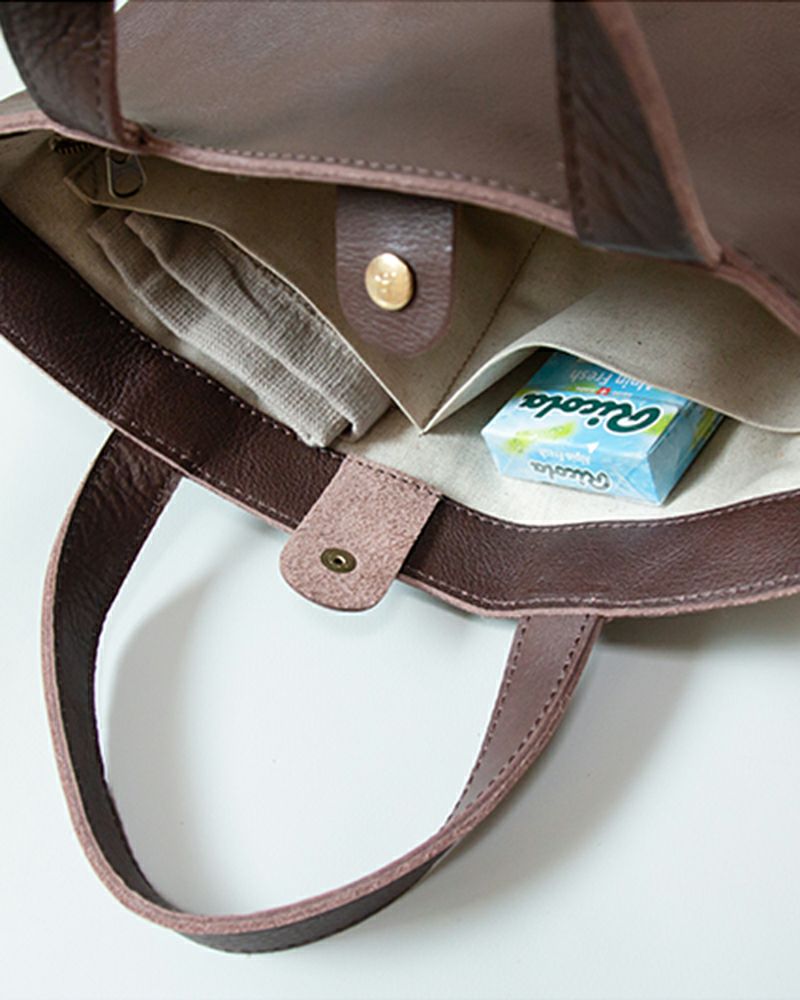 開閉はホックなので、口が広がりにくく中身がこぼれにくいよう工夫されています。バッグの色：ダークブラウン