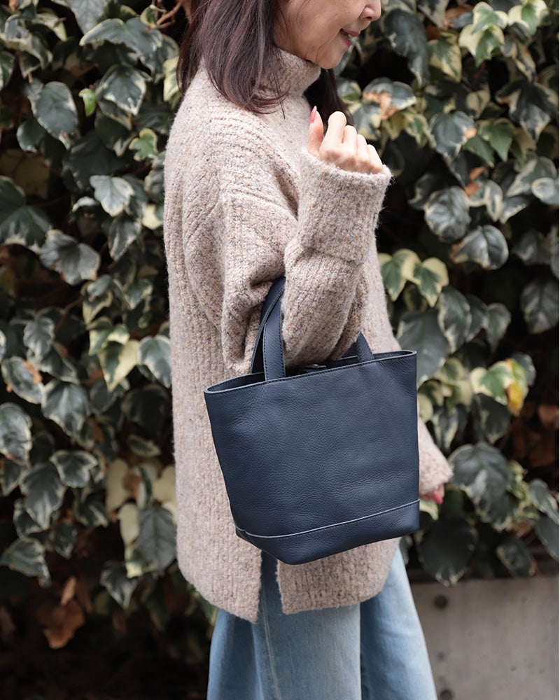 バッグの色：ネイビー