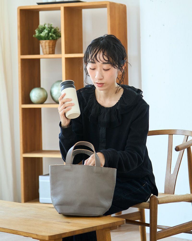 毎日の相棒に選びたい、コンパクトで頼れる牛革のミニトートバッグ／バッグの色：ピュアグレー