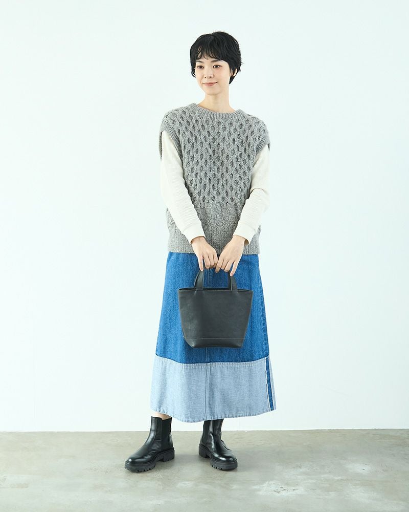 シンプルで飽きのこないitsu mono バッグS、牛革で仕立てた特別なトート／バッグの色：ブラック