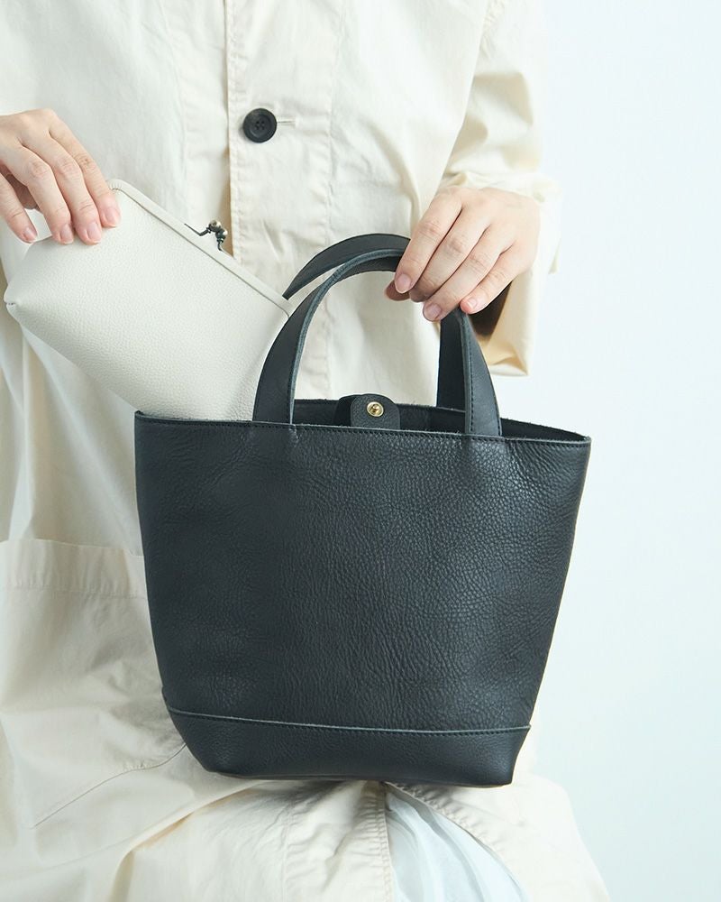 小さなサイズでも実用的、日常にフィットする牛革トートバッグS／バッグの色：ブラック