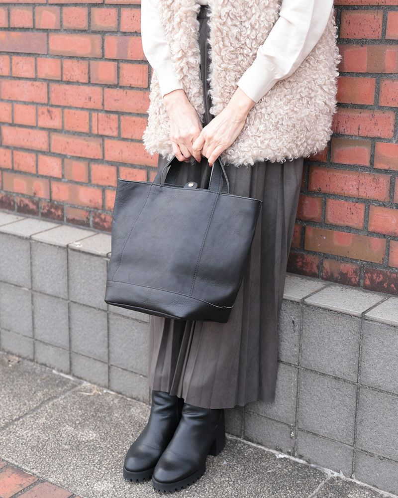 バッグの色：ブラック