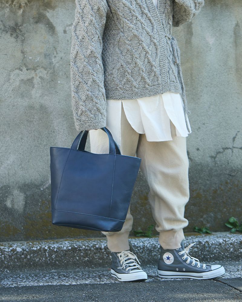 バッグの色：ネイビー