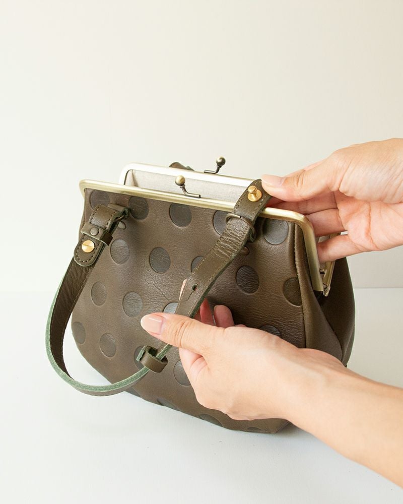 持ち手を取り外して、別売りのショルダーベルトに付け替えることも可能です